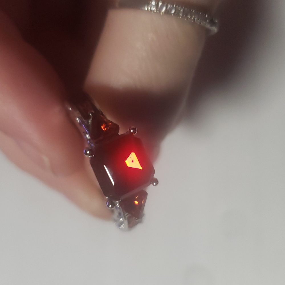 Beautiful garnet silver ring very wonderful even on the sides